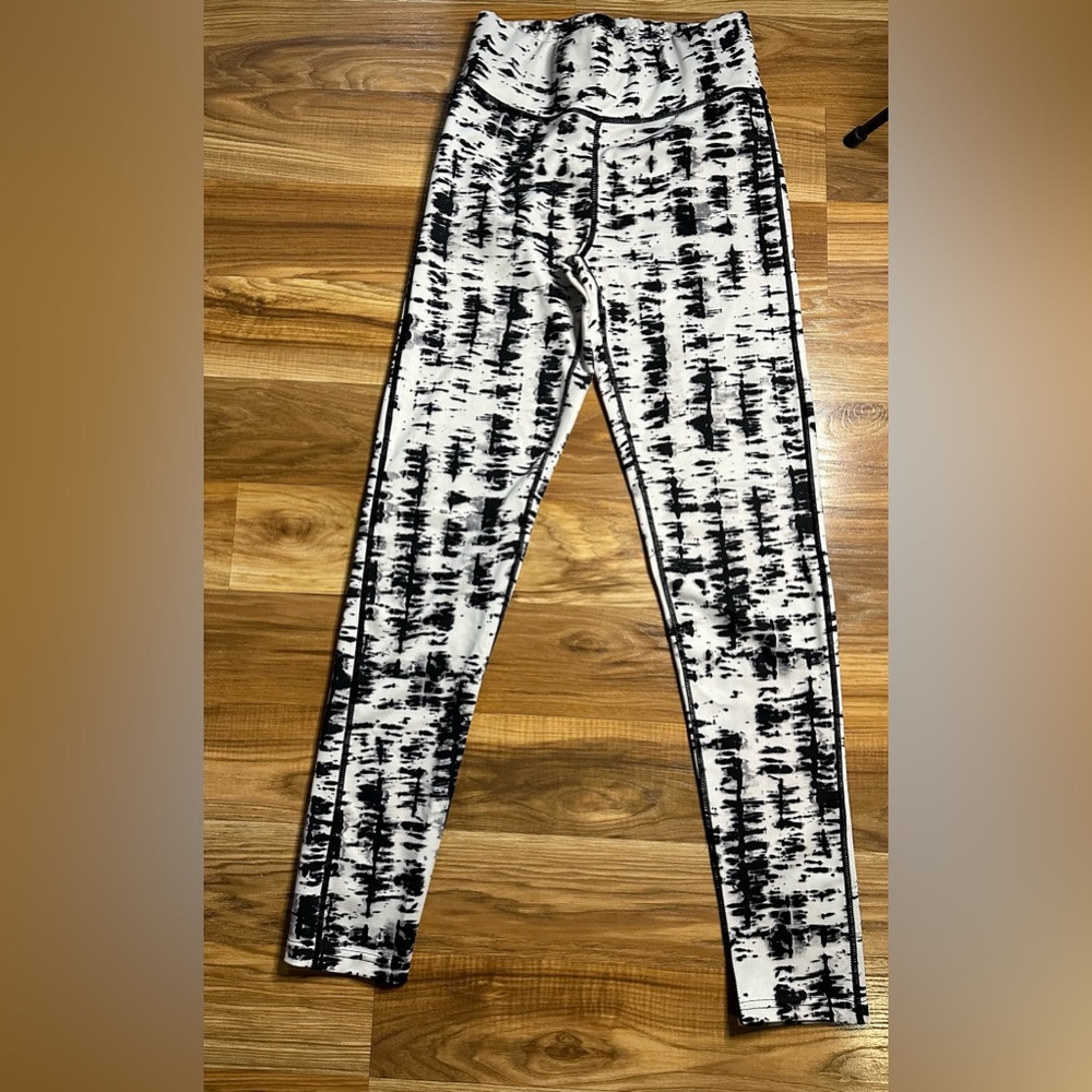 JVINI Workout Leggings Marble Color White and Black               Size S/M